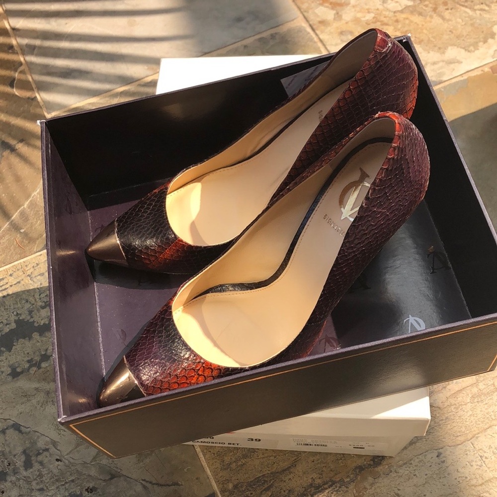 Vince Camuto Signature gorgeous pumps
